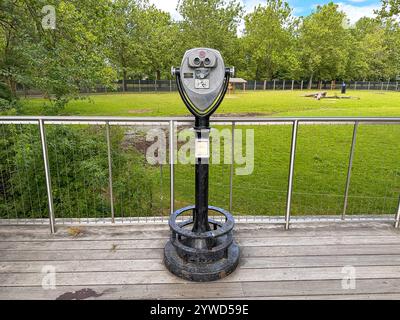 Un viseur touristique au zoo pour observer les animaux, New Jersey, USA, 13 juillet 2025 Banque D'Images