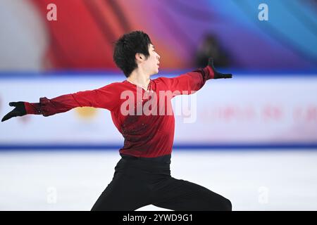 Le chinois Jin Boyang concourt dans les simples hommes de patinage libre.Chongqing, China.23th novembre 2024. Le Grand Prix du monde de patinage artistique de la Coupe de Chine 2024 s’est terminé à Chongqing le soir du 23 novembre 2024. Crédit : HE Penglei/China News Service/Alamy Live News Banque D'Images