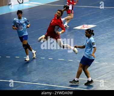 New Delhi, Inde. 10 décembre 2024. Wang Jiayi (C) de Chine lance la balle lors du match entre la Chine et l'Inde au Championnat asiatique de handball féminin à New Delhi, Inde, 10 décembre 2024. Crédit : Str/Xinhua/Alamy Live News Banque D'Images