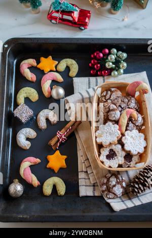 Bols avec biscuits de Noël allemands et autrichiens traditionnels Banque D'Images