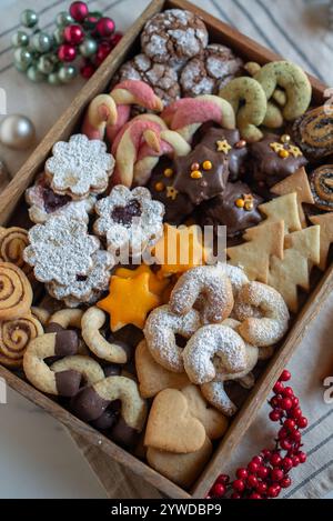 Bols avec biscuits de Noël allemands et autrichiens traditionnels Banque D'Images