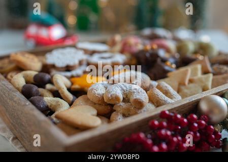 Bols avec biscuits de Noël allemands et autrichiens traditionnels Banque D'Images