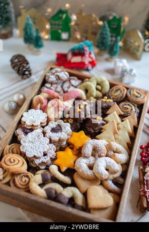 Bols avec biscuits de Noël allemands et autrichiens traditionnels Banque D'Images