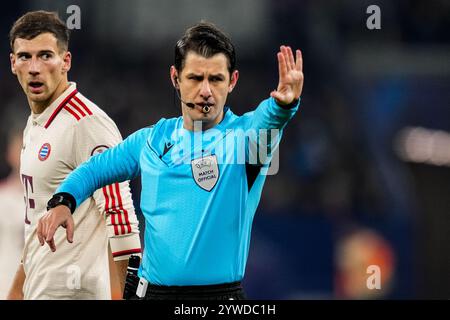 Gelsenkirchen, Allemagne. 10 décembre 2024. GELSENKIRCHEN, ALLEMAGNE - 10 DÉCEMBRE : L'arbitre Umut Meler fait des gestes lors du match MD6 de l'UEFA Champions League 2024/25 entre le FC Shakhtar Donetsk et le FC Bayern München à l'Arena AufSchalke le 10 décembre 2024 à Gelsenkirchen, Allemagne. (Photo de René Nijhuis/MB Media) crédit : MB Media solutions/Alamy Live News Banque D'Images