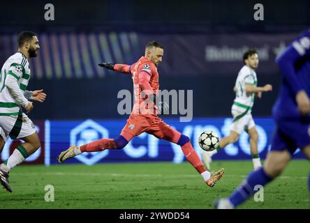 Zagreb, Croatie. 10 décembre 2024. Danijel Zagorac (C), gardien de but du GNK Dinamo, frappe le ballon lors du match de l'UEFA Champions League entre le GNK Dinamo et le Celtic FC à Zagreb, Croatie, 10 décembre 2024. Crédit : Sanjin Strukic/PIXSELL via Xinhua/Alamy Live News Banque D'Images