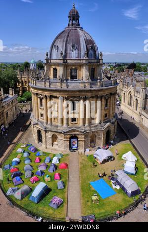 Oxford : camp de protestation pro-Palestine à Radcliffe Camera depuis la tour de l'église St Mary the Virgin à l'Université d'Oxford, Oxfordshire, Angleterre, Royaume-Uni Banque D'Images