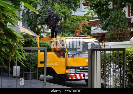 Bangkok, Thaïlande, 21 novembre 2024 : camion d'aspiration de toilettes ou aspirateur, camion de boues fécales opérant devant l'hôtel à Bangkok Banque D'Images