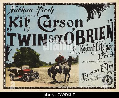 Kit Carson dans Twin six O'Brien (Aywon film, 1926). Title Lobby Card - Western Movie - Cowboy et une voiture ancienne - avec William Barrymore et Pauline Curley. Réalisé par Robert J. Horner. Banque D'Images