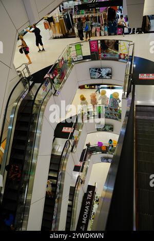 Bangkok, Thaïlande, 21 novembre 2024 : étages avec vue sur le dessus de l'escalator dans le centre commercial Platinum, avec la marche locale et touristique Banque D'Images