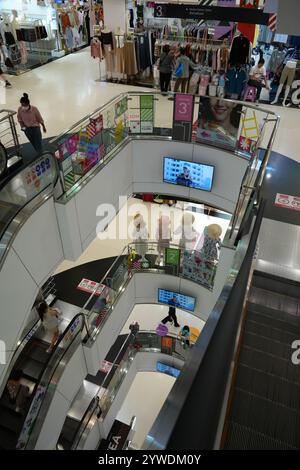 Bangkok, Thaïlande, 21 novembre 2024 : étages avec vue sur le dessus de l'escalator dans le centre commercial Platinum, avec la marche locale et touristique Banque D'Images