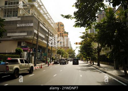 Bangkok, Thaïlande, 21 novembre 2024 : bangkok trafic routier presque vide Banque D'Images