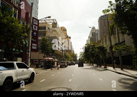 Bangkok, Thaïlande, 21 novembre 2024 : bangkok route presque vide le matin Banque D'Images