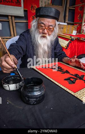 Vietnam, Hanoi, 2024-02-14, festival Têt, nouvel an chinois, vieil homme à longue barbe blanche, calligraphie, calligraphe, photographie de Jean-Yves Bardin Banque D'Images