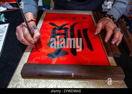 Vietnam, Hanoi, 2024-02-14, festival Têt, nouvel an chinois, calligraphie, calligraphe, pinceau, encre de chine, photographie de Jean-Yves Bardin Banque D'Images