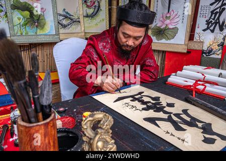 Vietnam, Hanoi, 2024-02-14, festival Têt, nouvel an chinois, calligraphie, calligraphe, temple de la littérature, photographie de Jean-Yves Bardin Banque D'Images