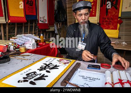 Vietnam, Hanoi, 2024-02-14, festival Têt, nouvel an chinois, calligraphie, calligraphe, temple de la littérature, photographie de Jean-Yves Bardin Banque D'Images