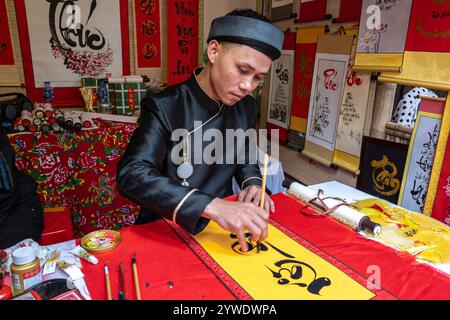 Vietnam, Hanoi, 2024-02-14, festival Têt, nouvel an chinois, calligraphie, calligraphe, temple de la littérature, photographie de Jean-Yves Bardin Banque D'Images