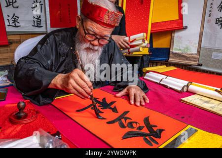 Vietnam, Hanoi, 2024-02-14, festival Têt, nouvel an chinois, calligraphie, calligraphe, temple de la littérature, photographie de Jean-Yves Bardin Banque D'Images