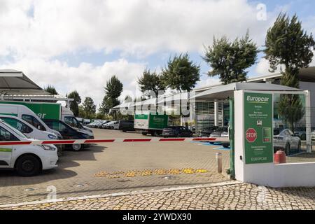 Parking Europcar montrant les voitures de location et les fourgonnettes prêtes pour les clients, avec le logo europcar visible Banque D'Images