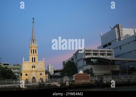 Bangkok, Thaïlande, 21 novembre 2024 : vue depuis la rivière Chao Phraya sur l'église Kalawar ou l'église Saint Rosaire. Est une église catholique romaine à Bangkok, Thaïlande Banque D'Images