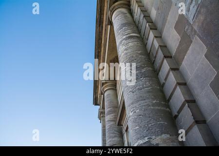 Église Sainte-Marie-Madeleine, Bridgnorth, Shropshire, Royaume-Uni, 15-03-2017. Une vue spectaculaire sur les colonnes toscanes à l'entrée de cette église classique du XIXe siècle Banque D'Images