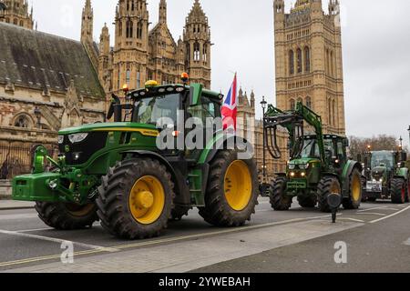 Londres, Royaume-Uni, le 11 décembre 2024.les premiers tracteurs arrivent à Westminster pour une manifestation des agriculteurs les agriculteurs et leurs partisans organisent une deuxième manifestation dans le centre de Londres contre les récents changements apportés par le gouvernement britannique aux lois fiscales. Jusqu'à 100 tracteurs bloquent les routes autour de Westminster, provoquant des retards et des embouteillages. Lors du premier budget de Labours en 14 ans, la chancelière Rachel Reeves a annoncé que les agriculteurs perdaient des exemptions lorsqu’ils payaient des droits de succession. Les agriculteurs croient que le changement proposé signifie que les propriétaires de petites et moyennes exploitations agricoles doivent payer des impôts plus élevés. Crédit : James Willoughby/ALAMY Live News Banque D'Images