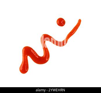 Ligne et gouttes de sauce piment rouge chaude isolé sur blanc, vue de dessus, chemin de coupe Banque D'Images