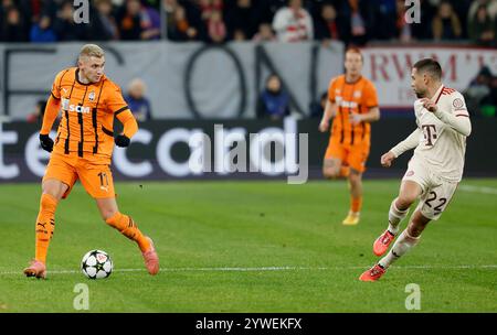 Gelsenkirchen, Ger. 10 décembre 2024. Bild : V.L. Oleksandr Zubkov (Shakhtar Donetsk, 11) und Raphael Guerreiro (FC Bayern Muenchen, 22), 10.12.2024, Fussball, Ligue des Champions, Schachtar Donezk - Bayern Muenchen, GER, Gelsenkirchen, Arena AufSchalke. Crédit : HMB Media/Alamy Live News Banque D'Images