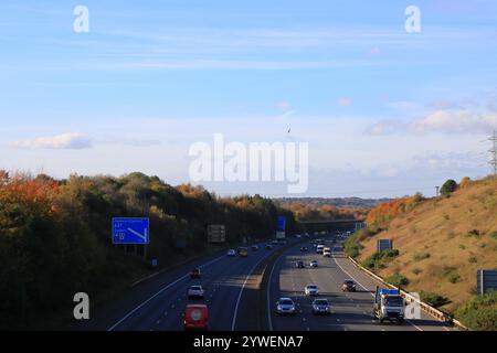 Porchester, Fareham, Hampshire, Angleterre. 12 novembre 2024. Une vue, regardant vers l'ouest depuis une passerelle au-dessus de la M27. Banque D'Images