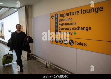 Londres, Royaume-Uni. 11 décembre 2024. Une vue générale du terminal 3 de l'aéroport d'Heathrow avant l'escapade de Noël pour de nombreux voyageurs. Il a été rapporté que Shai Weiss, chef de Virgin Atlantic, a appelé à la dissolution de l'aéroport de Heathrow afin de copier le plan de l'aéroport John F Kennedy (JFK) à New York où différents terminaux sont gérés par différentes compagnies aériennes. Credit : Stephen Chung / Alamy Live News Banque D'Images