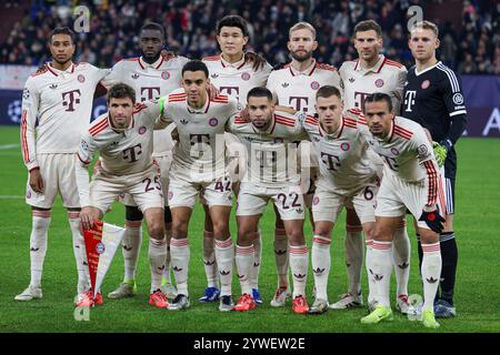 Gelsenkirchen, Deutschland. 10 décembre 2024. UEFA Champions League - Schachtar Donezk - FC Bayern München AM 10.12.2024 in der Arena auf Schalke in Gelsenkirchen Mannschaftsphoto/Teamphoto von der Mannschaft des FC Bayern München, hier it Michael Olise (Muenchen 17), Dayot Upamecano (Muenchen 2 Müller), Minjae Kim 25 (Muenchen 3 42), Konrad Laimer (Muenchen 27 Banque D'Images