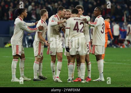 Gelsenkirchen, Deutschland. 10 décembre 2024. UEFA Champions League - Schachtar Donezk - FC Bayern München am 10.12.2024 in der Arena auf Schalke in Gelsenkirchen Jubel, Torjubel, Torschuetze, Torschütze Jamal Musiala (Muenchen 42) jubelt nach seinem Tor zum 1 zu 4 mit der Mannschaft, u.a. mit Leon Goretzka (Muenchen 8), Thomas Müller/Mueller/Muller (Muenchen 25), Mathys Foeller (News) Alnapen 39 : News : Alenchen Banque D'Images