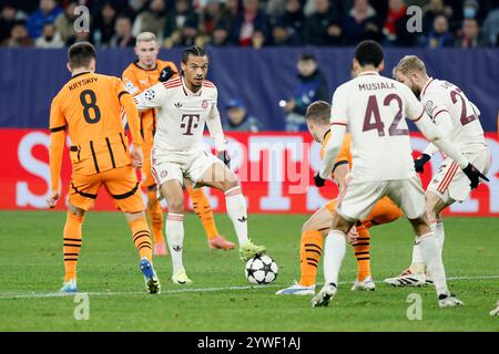 Gelsenkirchen, Deutschland. 10 décembre 2024. Bild : V.L. Leroy Sane (FC Bayern Muenchen, 10) Ball AM, 10.12.2024, Fussball, Ligue des Champions, Schachtar Donezk - Bayern Muenchen, GER, Gelsenkirchen, Arena AufSchalke. Crédit : dpa/Alamy Live News Banque D'Images