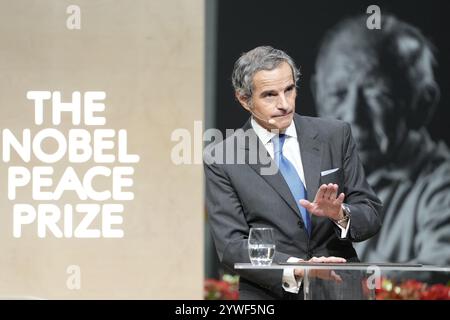 Oslo 20241211. Rafael Mariano Grossi, Directeur général de l'Agence internationale de l'énergie atomique (AIEA), prend la parole lors du Forum du Prix Nobel de la paix dans la salle universitaire d'Oslo. Photo : Javad Parsa / NTB Banque D'Images