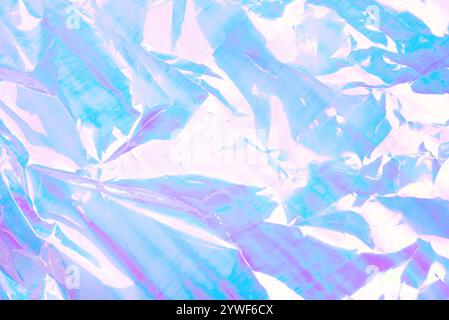 Un fond abstrait vibrant avec une feuille froissée avec un dégradé pastel de teintes roses, bleues et violettes. Banque D'Images
