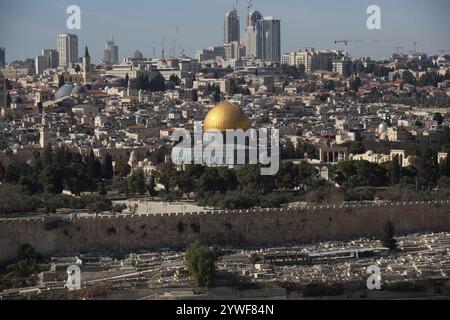 Le Dôme du Rocher sur le Mont du Temple, l'église du Saint-Sépulcre derrière elle sur la gauche, le mur de la vieille ville de Jérusalem et un cimetière musulman devant Banque D'Images