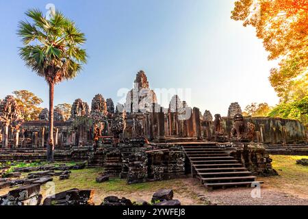 Temple Bayon au coucher du soleil dans la ville temple d'Angkor Wat à Siem Reap, Cambodge Banque D'Images