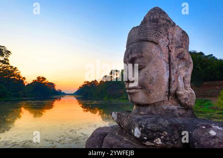 Coucher de soleil à la porte sud d'Angkor Wat à Siem Reap, Cambodge Banque D'Images