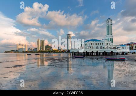 Masjid Terapung connu aussi comme mosquée flottante à Penang, Malaisie Banque D'Images