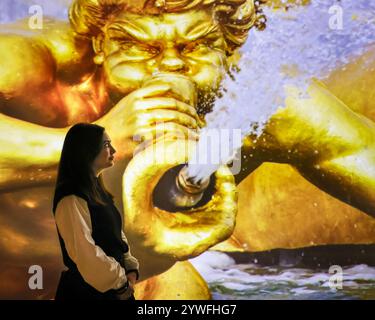 Londres, Royaume-Uni. 11 décembre 2024. SOUS EMBARGO jusqu'au jeu 12 décembre 00.01. Personnel avec une projection sans titre visualisant les fontaines de Versailles. Une nouvelle exposition dévoile les histoires fascinantes et surprenantes de la science à Versailles. L'exposition s'ouvre au Musée des Sciences et se tiendra du 21 décembre 2024 au 21 avril 2025. Crédit : Imageplotter/Alamy Live News Banque D'Images