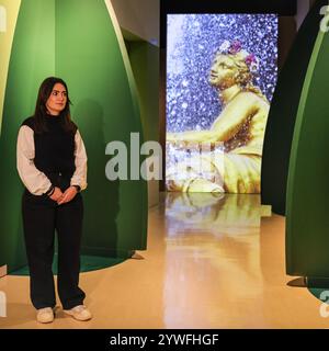 Londres, Royaume-Uni. 11 décembre 2024. SOUS EMBARGO jusqu'au jeu 12 décembre 00.01. Personnel avec une projection sans titre visualisant les fontaines de Versailles. Une nouvelle exposition dévoile les histoires fascinantes et surprenantes de la science à Versailles. L'exposition s'ouvre au Musée des Sciences et se tiendra du 21 décembre 2024 au 21 avril 2025. Crédit : Imageplotter/Alamy Live News Banque D'Images