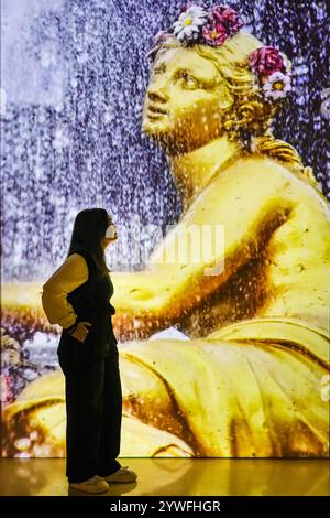 Londres, Royaume-Uni. 11 décembre 2024. SOUS EMBARGO jusqu'au jeu 12 décembre 00.01. Personnel avec une projection sans titre visualisant les fontaines de Versailles. Une nouvelle exposition dévoile les histoires fascinantes et surprenantes de la science à Versailles. L'exposition s'ouvre au Musée des Sciences et se tiendra du 21 décembre 2024 au 21 avril 2025. Crédit : Imageplotter/Alamy Live News Banque D'Images