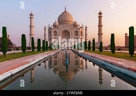 Vue sur le Taj Mahal avec son reflet dans l'eau à Agra, Inde Banque D'Images