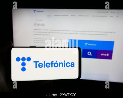 Allemagne. 23 juillet 2024. Dans cette illustration photo, une personne tient un smartphone avec le logo de la société espagnole de télécommunications Telefonica S.A. en face du site Web. Crédit : SOPA images Limited/Alamy Live News Banque D'Images