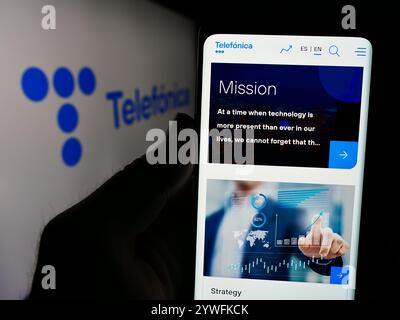 Allemagne. 23 juillet 2024. Dans cette illustration photo, une personne tient un smartphone avec la page Web de la société espagnole de télécommunications Telefonica S.A. devant le logo. Crédit : SOPA images Limited/Alamy Live News Banque D'Images