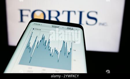Allemagne. 23 juillet 2024. Dans cette illustration photo, un téléphone mobile avec le site Web de la compagnie canadienne de services publics d'électricité Fortis Inc est vu devant le logo de l'entreprise. Crédit : SOPA images Limited/Alamy Live News Banque D'Images