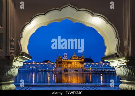 Vue sur le Temple d'Or au crépuscule à Amritsar, Punjab, Inde Banque D'Images