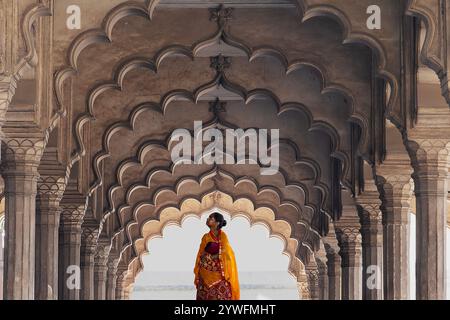 Femme locale dans le saree traditionnel sous l'arcade dans le Fort d'Agra à Agra, Inde Banque D'Images