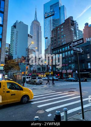 DAS Empire State Building à New York von einer Strassenkreuzung aus gesehen. Banque D'Images