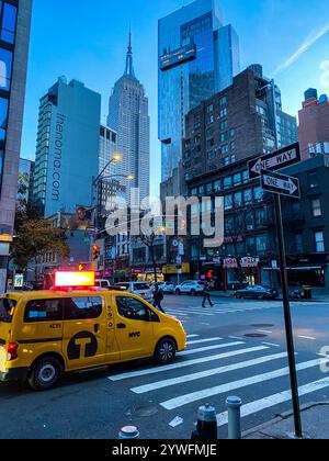 DAS Empire State Building à New York von einer Strassenkreuzung aus gesehen. Banque D'Images